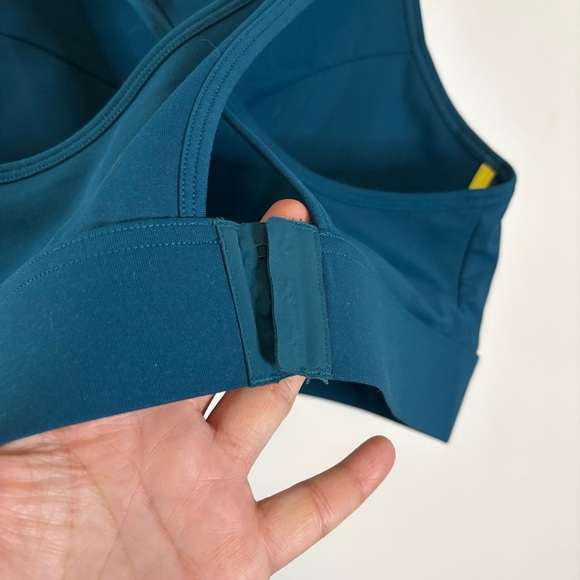 Fabletics Blare Cross Back Sports Bra - Picture 4 of 12